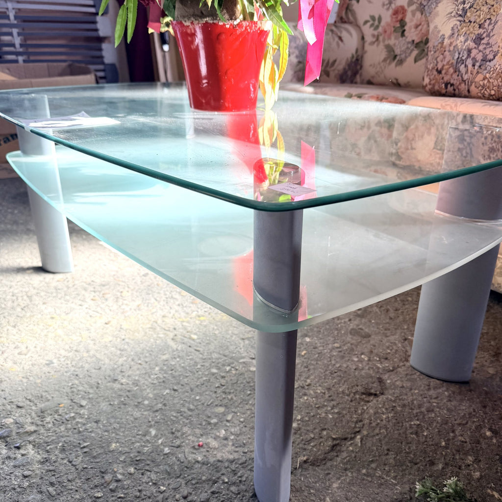 Masă de Cafea din Sticlă cu Picioare Metalice – 110 × 65 × 44 cm