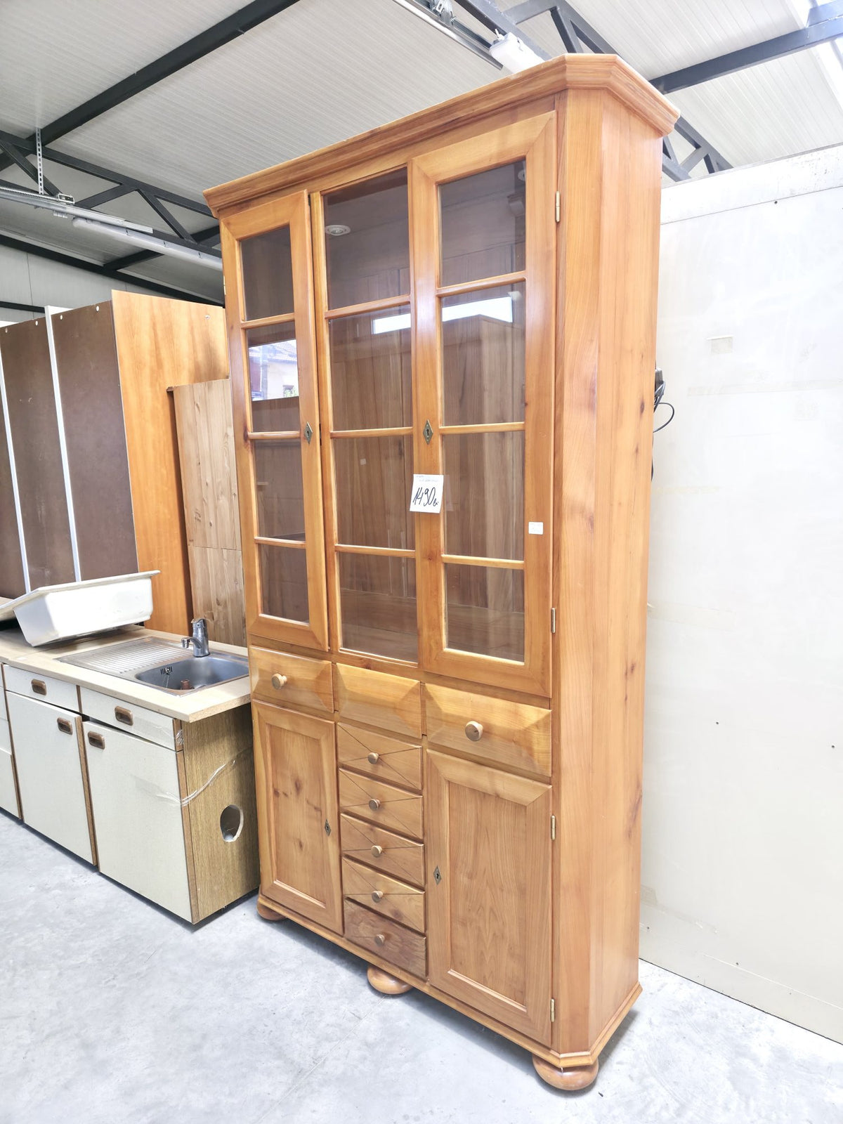 Vitrină din Lemn Masiv cu 3 Uși din Sticlă, 2 Uși și 6 Sertare – 119 × 38 × 224 cm