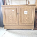 Comodă din PAL cu 2 Uși și Ornamente din Lemn – 101 × 42 × 82 cm