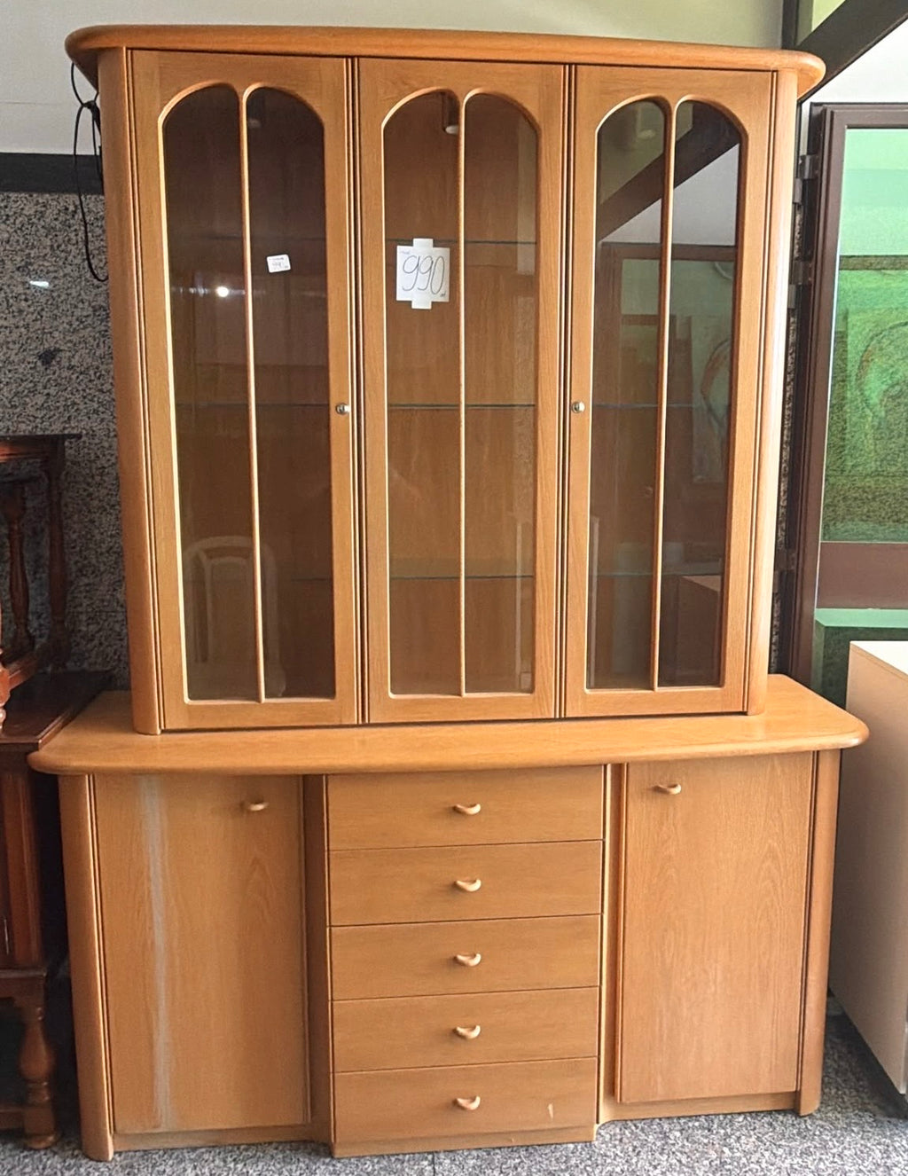Vitrină din Lemn cu 3 Uși din Sticlă, 2 Uși și 5 Sertare – 217 × 43 × 195 cm