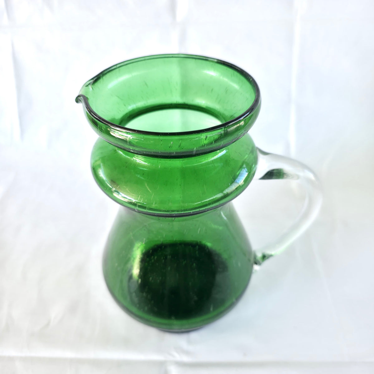 Carafă din Sticlă Verde Smarald, Lucrată Manual – 10 × 17 × 21 cm