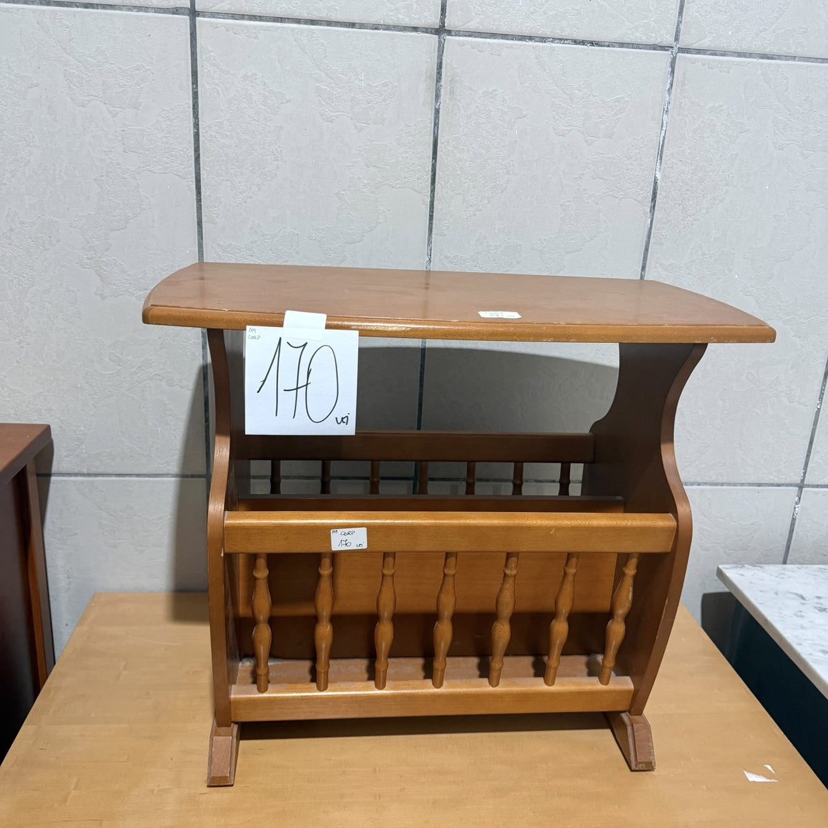 Măsuță de Cafea din Lemn cu Suport pentru Ziare – 60 × 34 × 52 cm