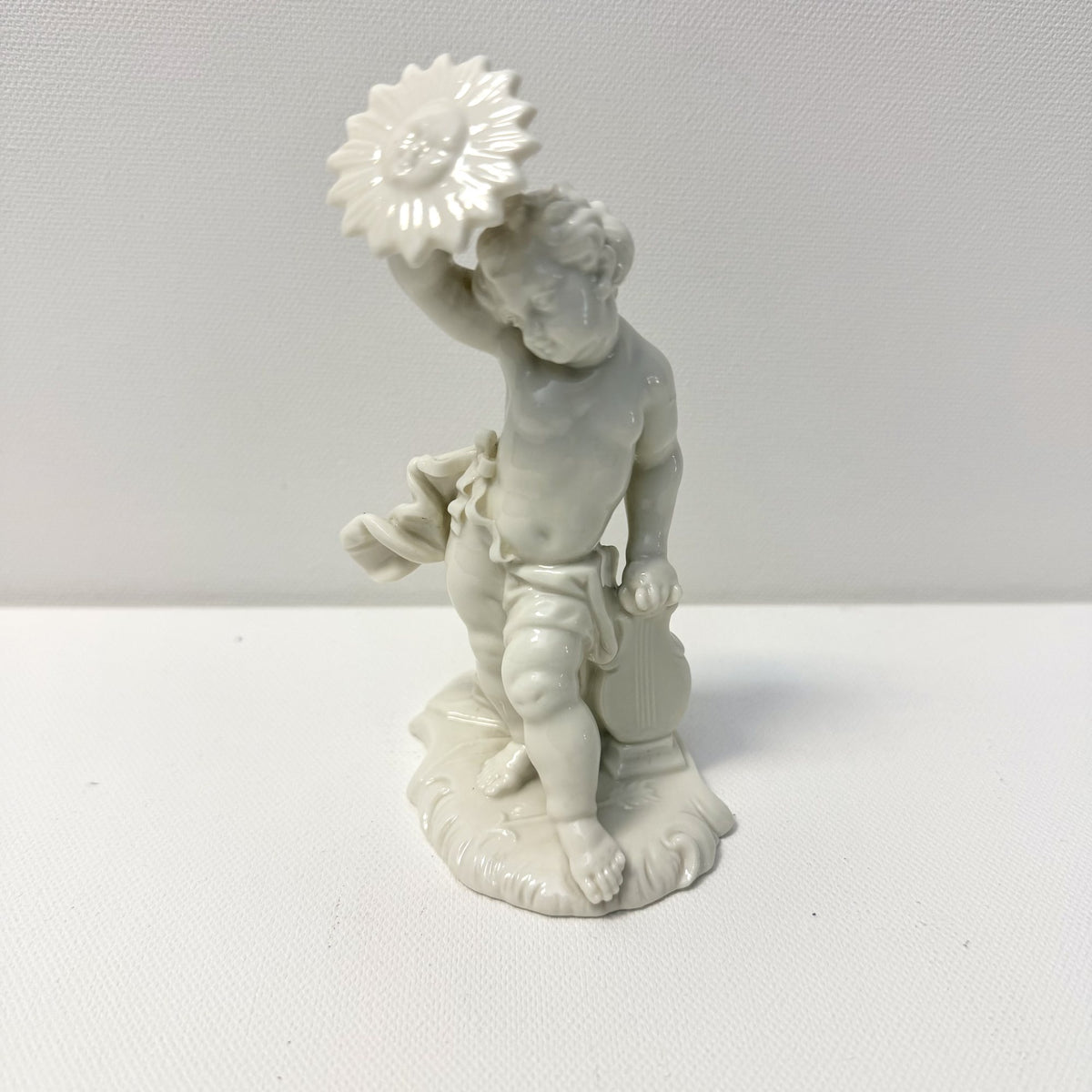 Bibelou din Porțelan Fin Nymphenburg – Colecția Angel, cca. 1900 – 7 × 8 × 13 cm