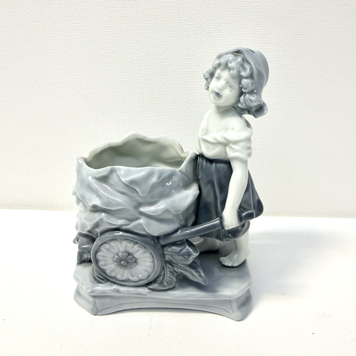 Bibelou din Porțelan Fin Rauenstein, Thuringia – cca. 1890–1920 – 10 × 6 × 13 cm