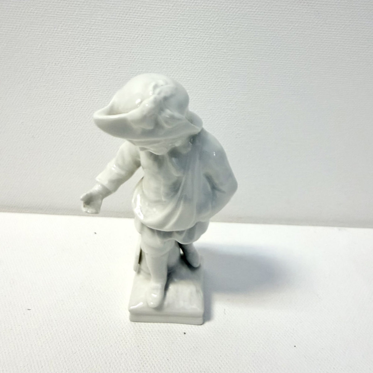 Bibelou din Porțelan Fin KPM Berlin – Monatsfigur „Fische / Februar” – 5,5 × 5 × 11,5 cm
