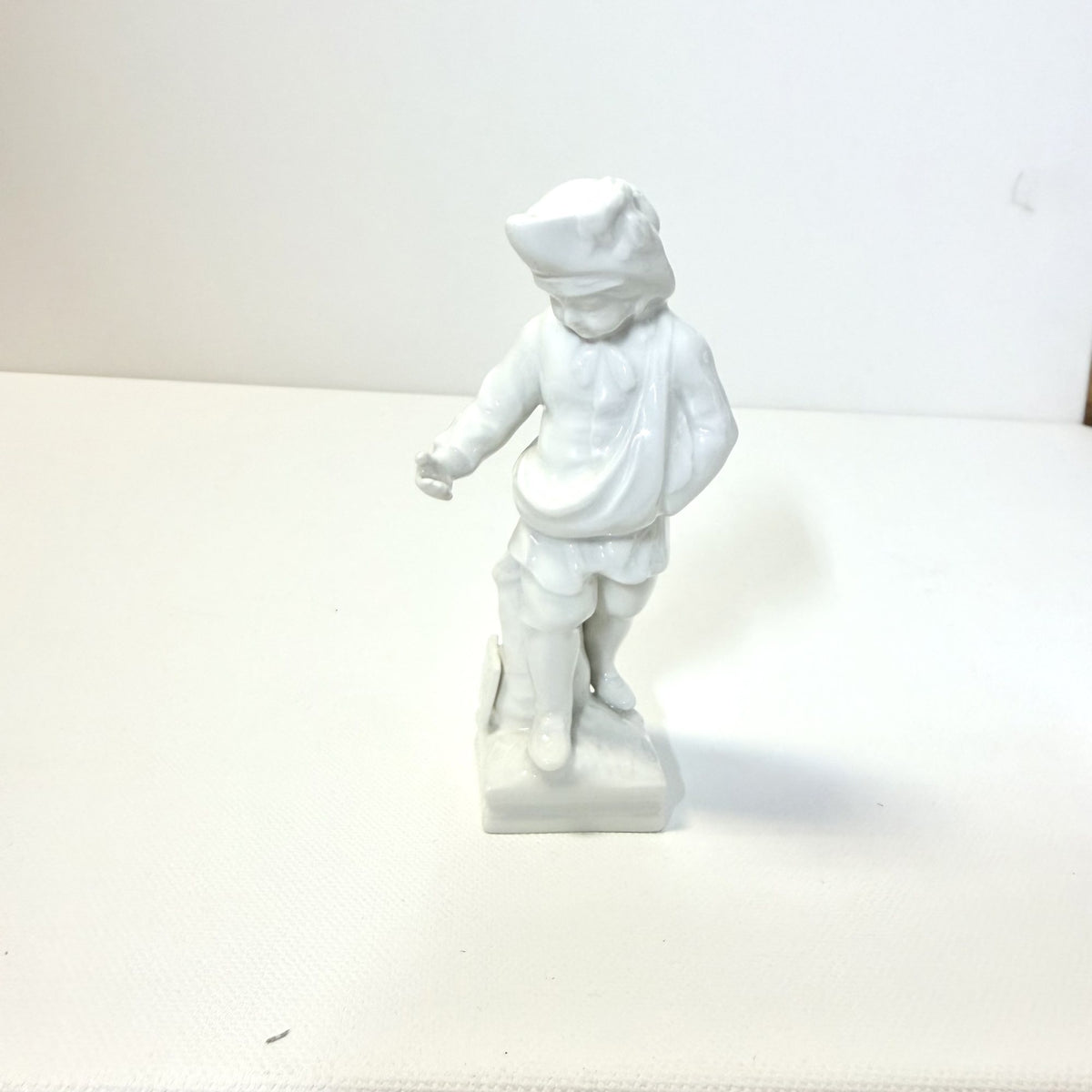 Bibelou din Porțelan Fin KPM Berlin – Monatsfigur „Fische / Februar” – 5,5 × 5 × 11,5 cm