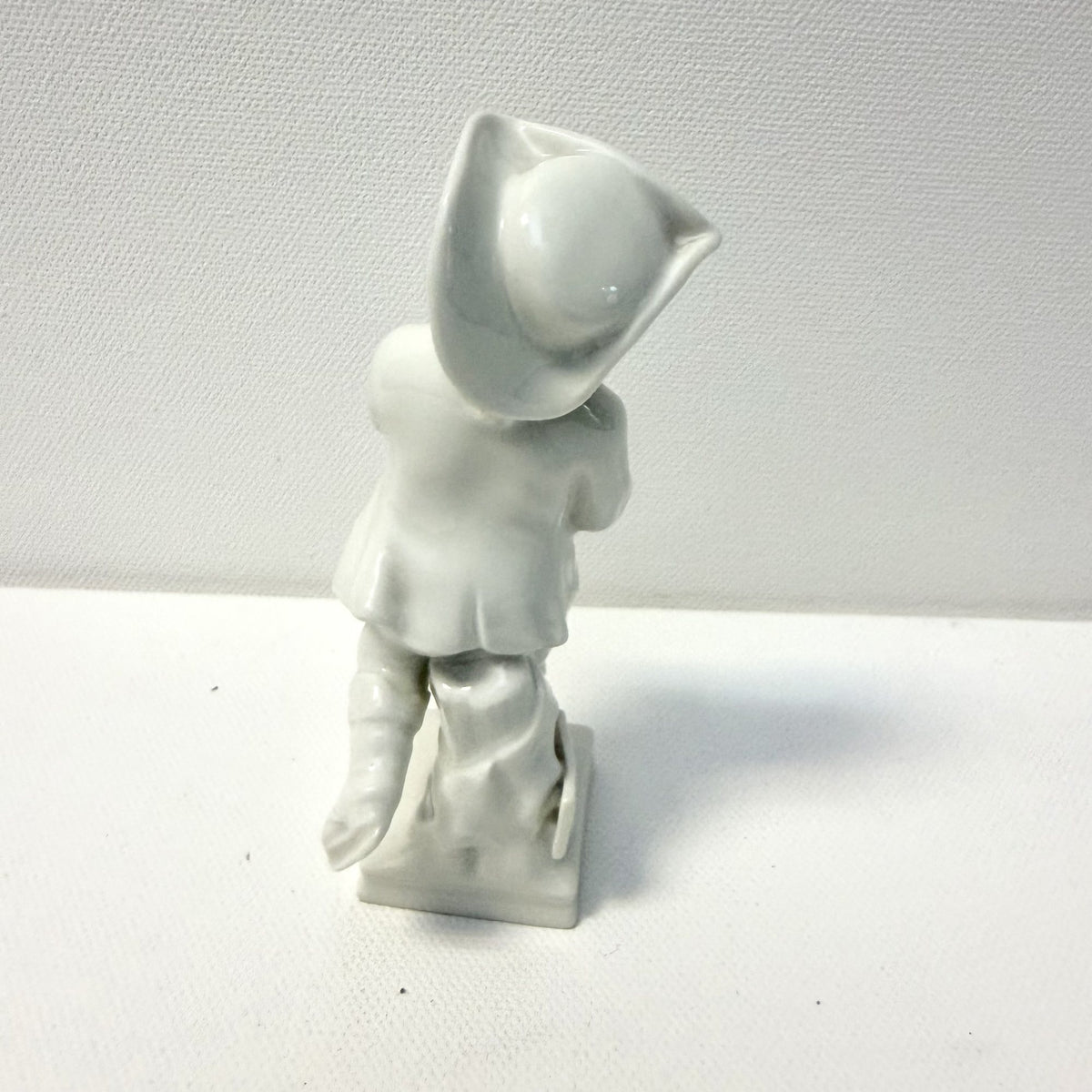 Bibelou din Porțelan Fin KPM – Figură Zodiacală, Copil – cca. 1900 – 4 × 5 × 11 cm