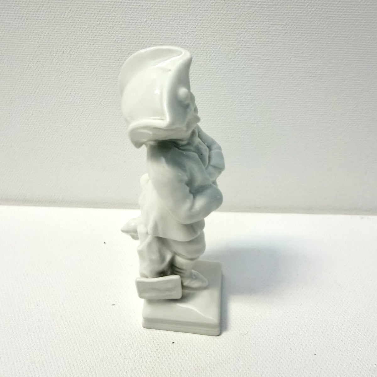 Bibelou din Porțelan Fin KPM – Figură Zodiacală, Copil – cca. 1900 – 4 × 5 × 11 cm
