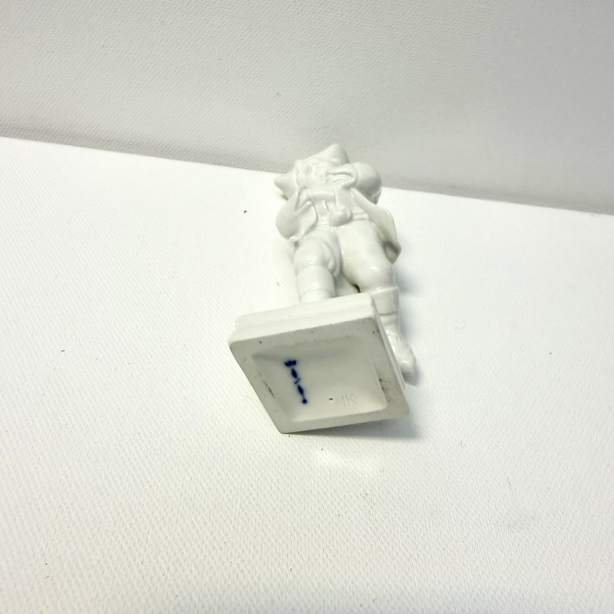 Bibelou din Porțelan Fin KPM – Figură Zodiacală, Copil – cca. 1900 – 4 × 5 × 11 cm