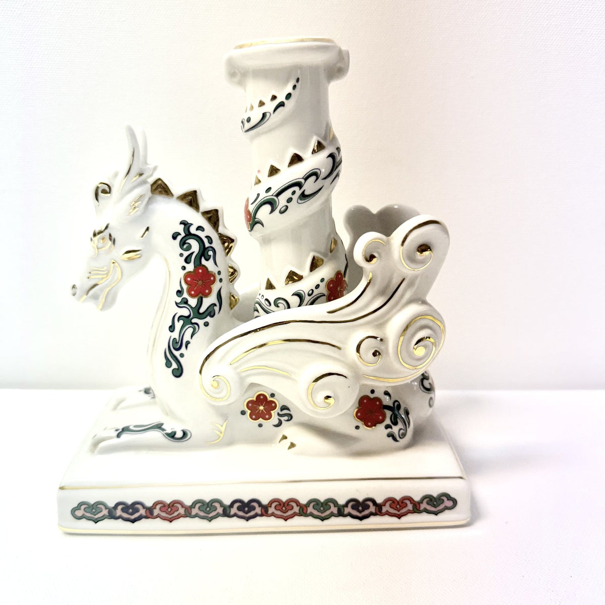 Suport de Lumânare cu un Braț, Stil Cal Înaripat – 15,5 × 17 cm