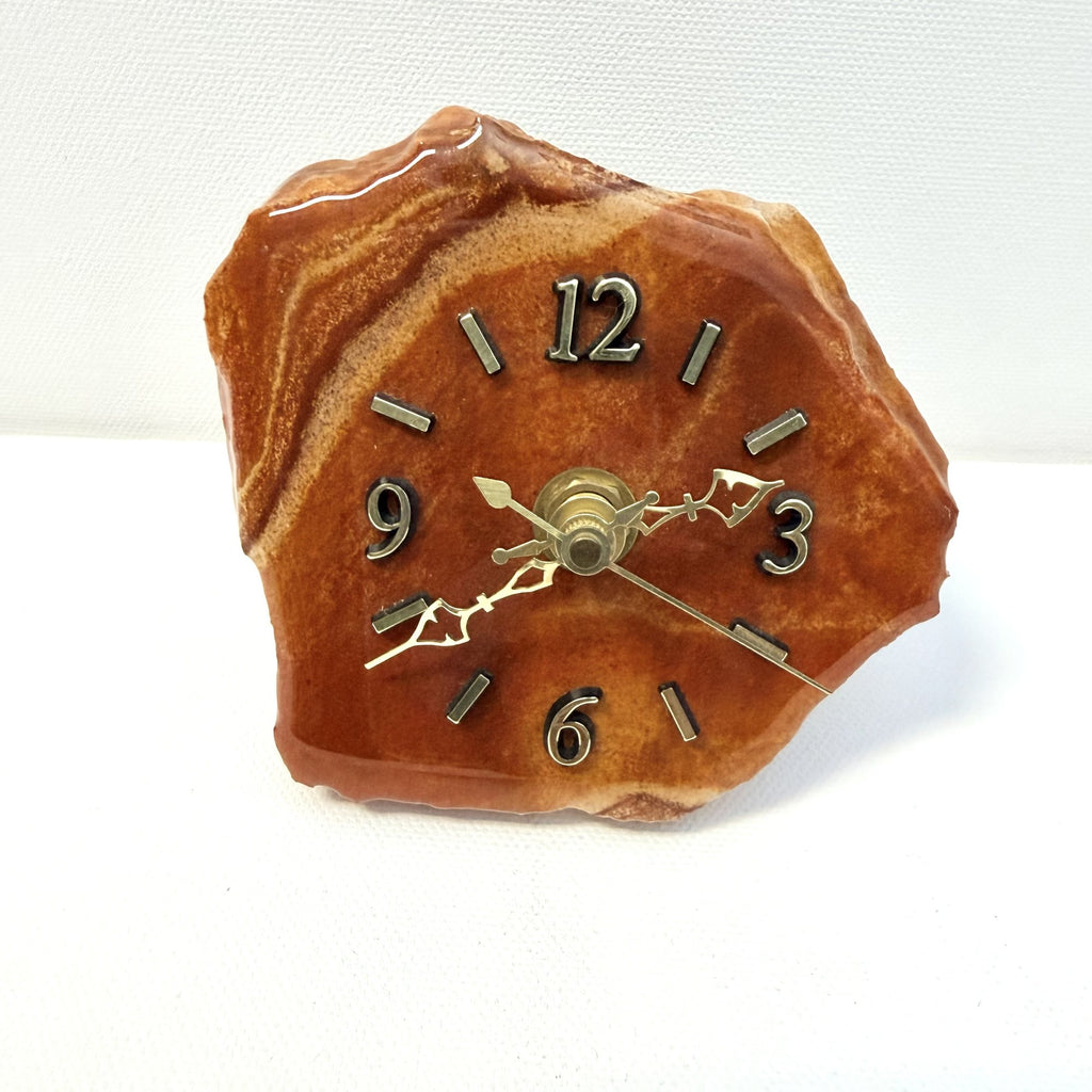 Ceas Quartz din Granit cu Cifre și Limbi Aurii – 10 × 6 × 8,5 cm
