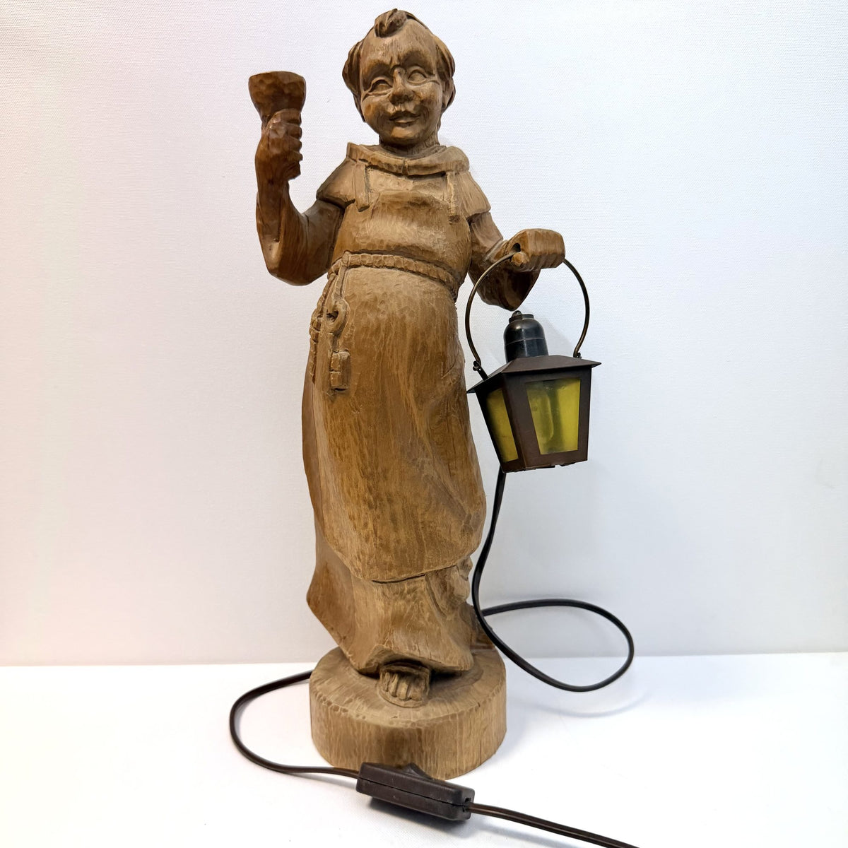 Statuetă Veioză din Lemn, Sculptată Manual, Stil Călugăr – 18,5 × 12 × 43 cm