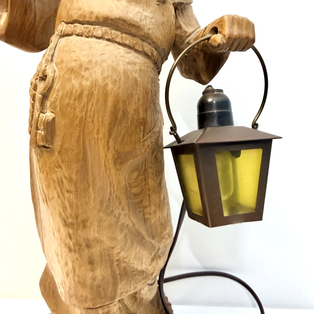 Statuetă Veioză din Lemn, Sculptată Manual, Stil Călugăr – 18,5 × 12 × 43 cm