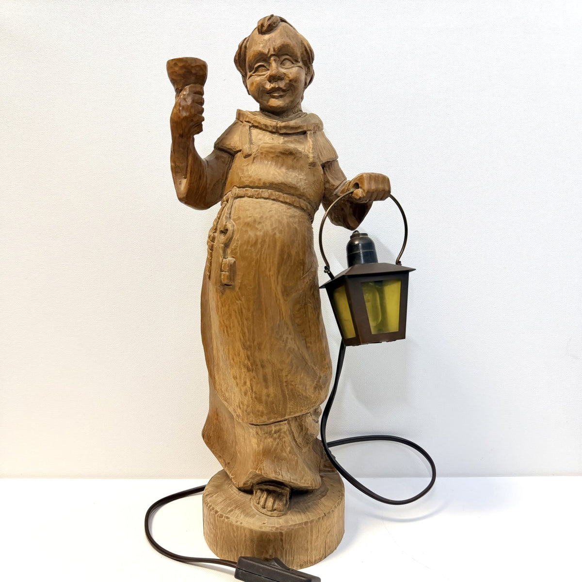 Statuetă Veioză din Lemn, Sculptată Manual, Stil Călugăr – 18,5 × 12 × 43 cm