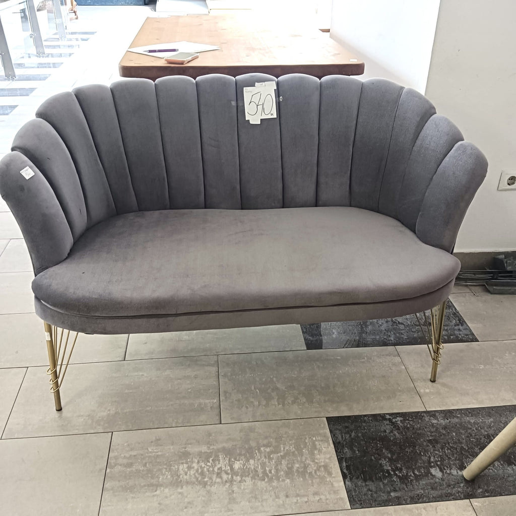 Canapea 2 Locuri Gri cu Picioare Metalice Aurii – 130 × 70 × 80 cm