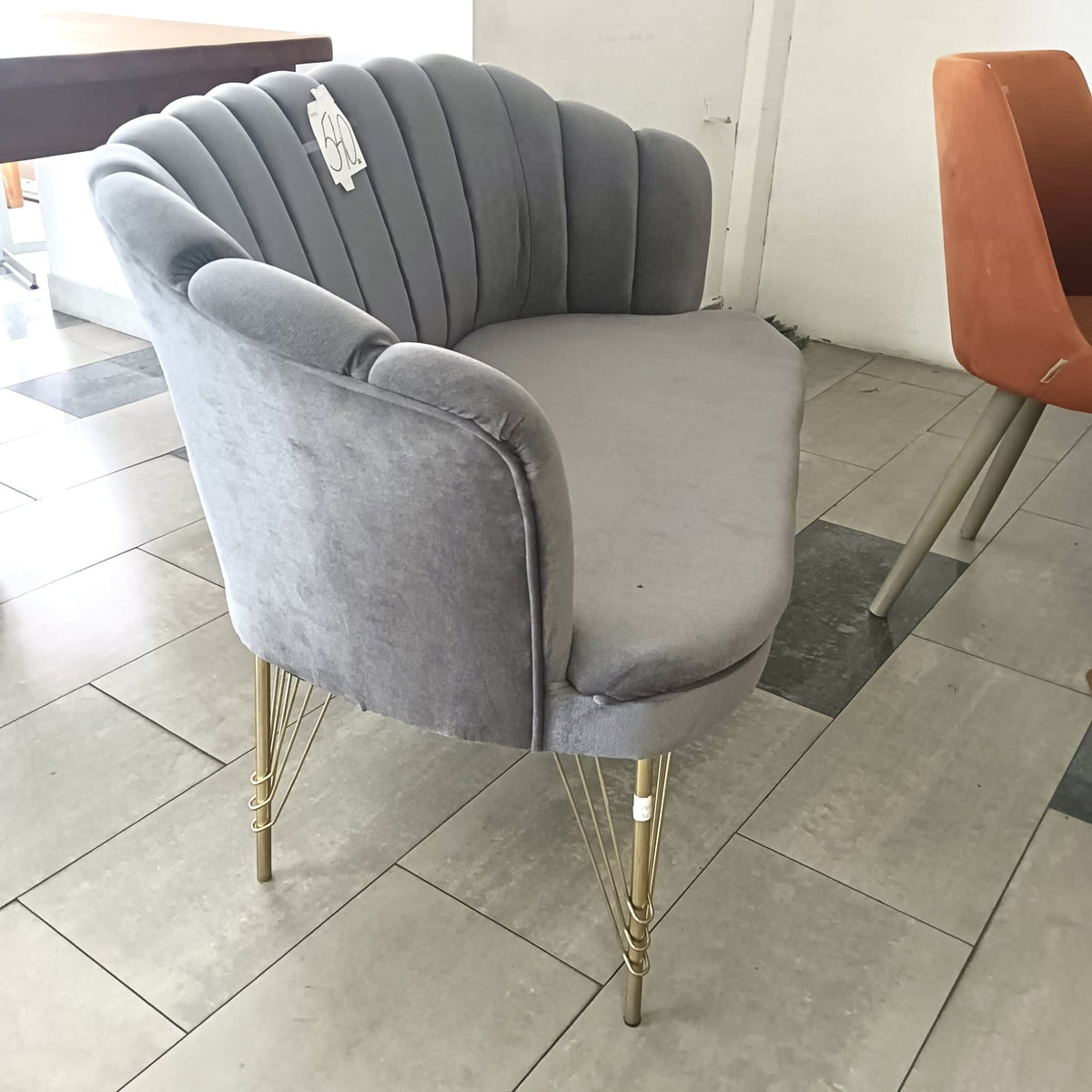 Canapea 2 Locuri Gri cu Picioare Metalice Aurii – 130 × 70 × 80 cm