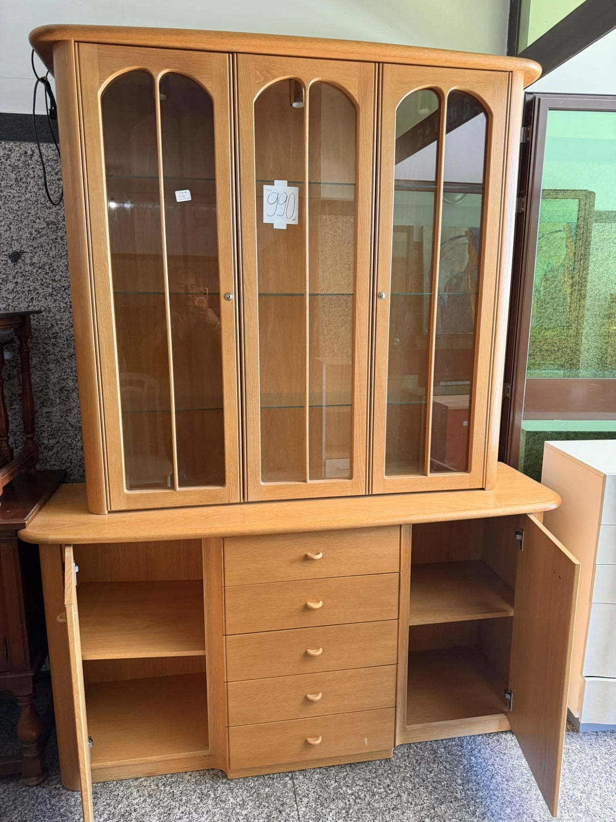 Vitrină din Lemn cu 3 Uși din Sticlă, 2 Uși și 5 Sertare – 217 × 43 × 195 cm
